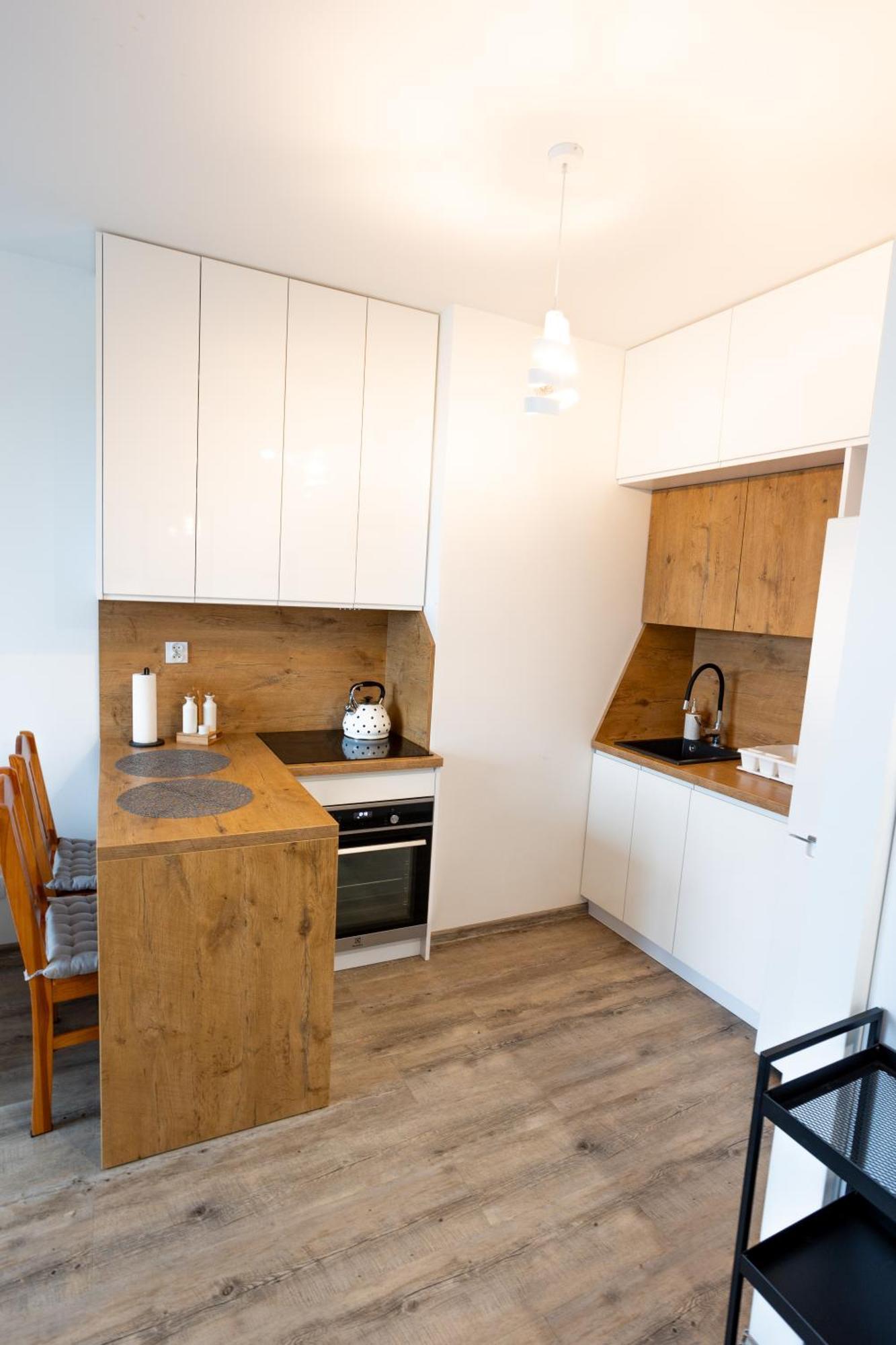 Sunny Five Apartment *